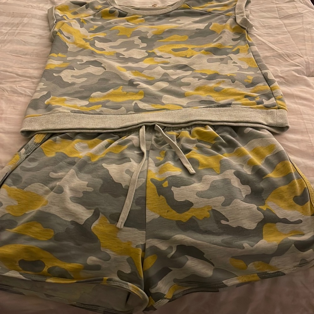 Very cute top and short set